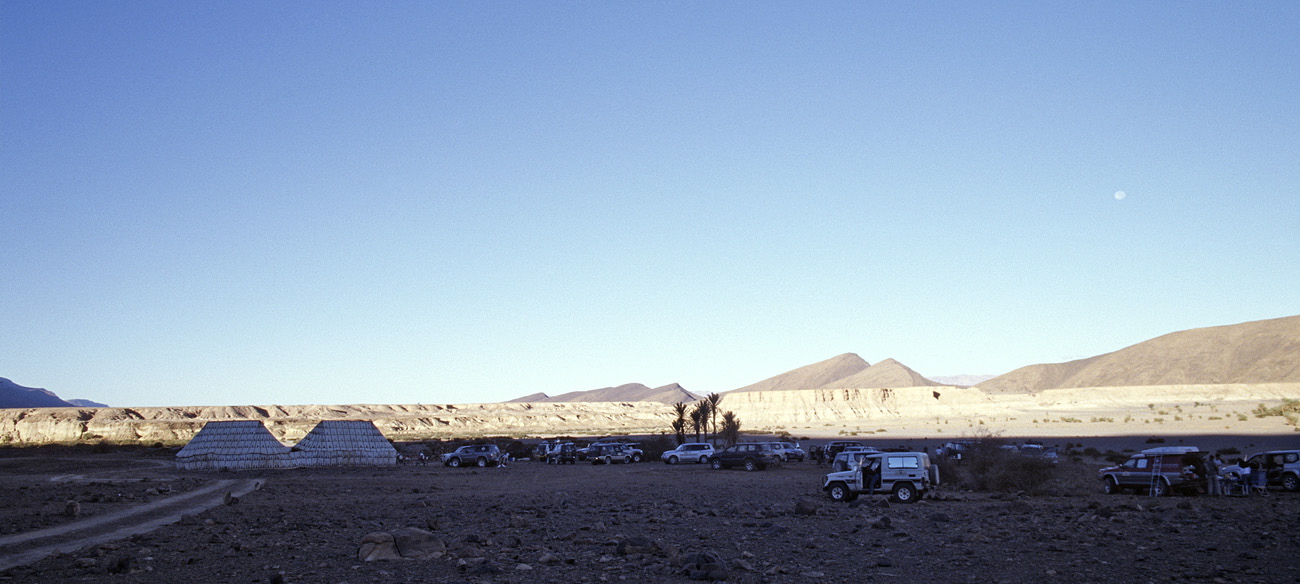 mar04_5_021 pano.jpg - Sud Ouest, octobre-novembre 2004 Tissint on se prépare à lever le camp Ektachrome 100 GX